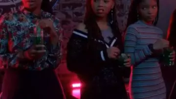 La robe moulante rayée gris et rouge portée par Sky Forster (Halle Bailey) dans Grown-ish S01E09