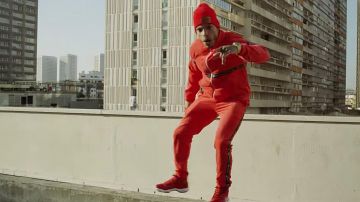 L'ensemble de survêtement Sergio Tacchini rouge à bande de Le M dans le clip Dans le Game