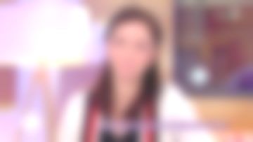 Le gilet cardigan blanc bandes rouges et noires de Marion Ruggieri dans C à vous du 20/03/2018