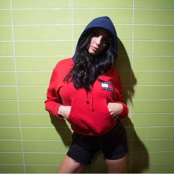 La sudadera Tommy Hilfiger Jeans que lleva Nabilla en su cuenta de Instagram