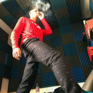 Pantalones de chándal Black Champion de Prime en una foto de su cuenta de Instagram