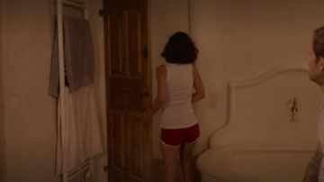 Le short rouge de Juliette (Reem Kherici) dans Jour J