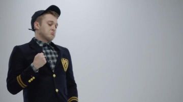 Le blazer Richard Valentine de Vald dans son clip Désaccordé
