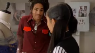 La chemise à poche bicolor bordeaux et rouge portée par Luka Hall (Luka Sabbat) dans Grown-ish S01E11