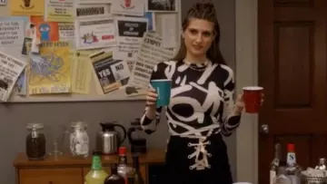 Pantalon large en jean noir doublé à lacets vu sur Nomi Segal (Emily Arlook) dans Grown-ish S01E11