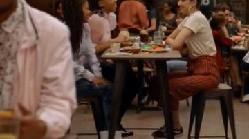 Les Vans Old Skool rouge vu sur Nomi Segal (Emily Arlook) dans Grown-ish S01E11