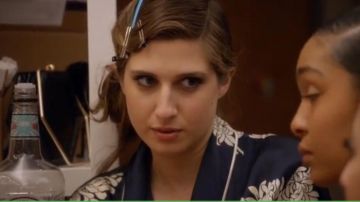 El conjunto de pijamas florales azules usados por Nomi Segal (Emily Arlook) en Grown-ish S01E12
