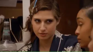 L'ensemble de pyjama bleu à fleurs porté par Nomi Segal (Emily Arlook) dans Grown-ish S01E12