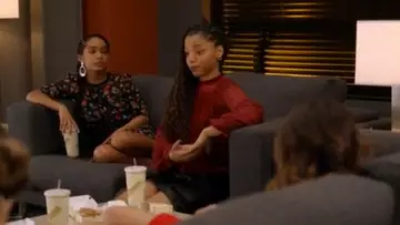 La blouse fluide bordeaux en velours portée par Jazlyn Forster (Chloe Bailey) dans Grown-ish S01E12