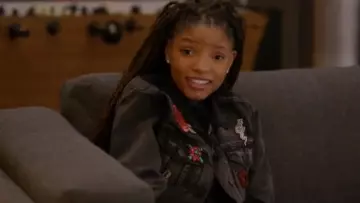 La veste en jean grise à broderies portée par Skylar Forster (Halle Bailey) dans Grown-ish S01E12