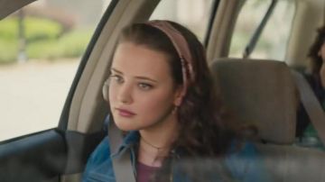 Chaqueta de mezclilla azul usada por Leah Burke (Katherine Langford) como se ve en Love, Simon