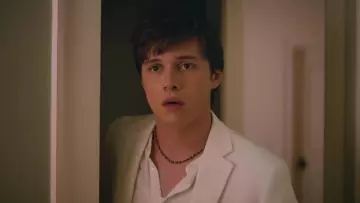White blazer jacket worn by Si­mon Spier (Nick Ro­bin­son) as seen in Love, Si­mon