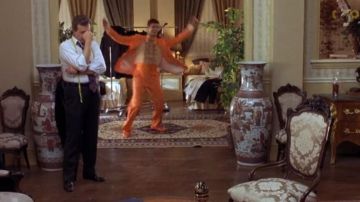 The shoes color orange of Lloyd Christmas (Jim Carrey) in the movie Dumb and Dumber