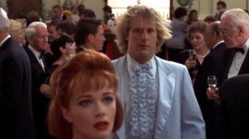 La peluca desaliñada para imitar el corte de pelo de Harry Dunne (Jeff Daniels) en la película Dumb and Dumber