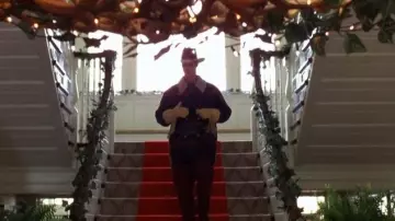 The gloves cowboy with fringes of Lloyd Christmas (Jim Carrey) in the movie Dumb and Dumber