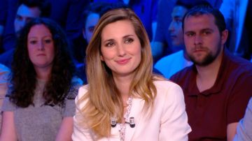 Chaqueta de traje de encaje de Marie Portolano en Canal Football Club el 08/04/2018