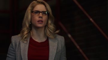 Suéter rojo de cachemira de Felicity Smoak (Emily Bett Rickards) en Arrow S06E14