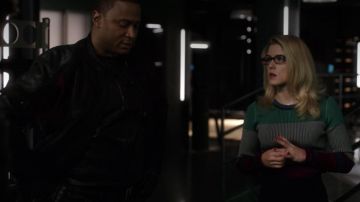 Le pull de Felicity Smoak (Emily Bett Rickards) dans Arrow S06E15