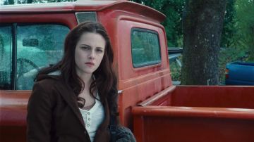 Le top blanc à col tunisien porté par Bella Swan (Kristen Stewart) dans Twilight Chapitre 1: Fascination