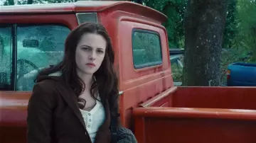 Le top blanc à col tunisien porté par Bella Swan (Kristen Stewart) dans Twilight Chapitre 1: Fascination