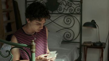 The tank top is striped Élio Perlman (Timothée Chalamet) in Call me by your name