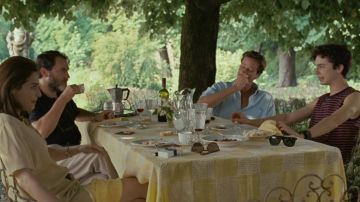 The tank top is striped Élio Perlman (Timothée Chalamet) in Call me by your name