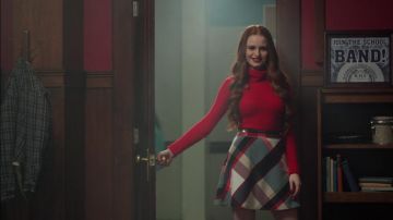Le pull rouge J. Crew porté par Cheryl Blossom (Madelaine Petsch) dans Riverdale Saison 1 Episode 9 
