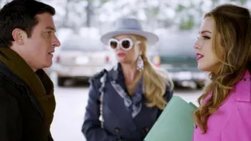 The trench coat pink Calvin Klein Fallon Carrington (Elizabeth Gillies) in Dynasty S01E18