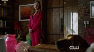 Fal­lon Car­ring­ton's (Eli­za­beth Gil­lies) crêpe blazer by Givenchy as seen in Dy­nas­ty 1x18