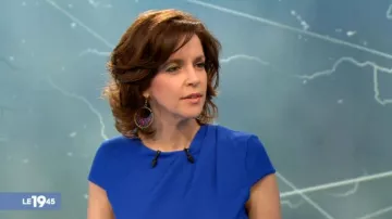 La robe bleue plissée à l'épaule de Nathalie Renoux dans Le 19:45 de M6 du 07/04/2018