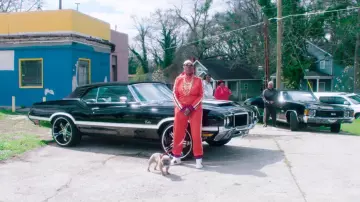 The tracksuit pants red Gucci in the clip Proud of 2 Chainz feat. YG, Offset