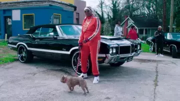 Pair of sneakers white Gucci in the clip Proud of 2 Chainz feat. YG, Offset