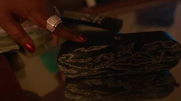 The speaker Beats Pill+ Speaker Undefeated Limited Edition Camo in the clip Proud of 2 Chainz feat. YG, Offset