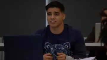 Le pull bleu marine Kenzo avec tête de tigre brodé porté par Vivek Shah (Jordan Buhat) dans Grown-ish S01E13