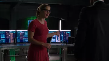 Felicity Smoak (Emily Bett Rickards) vestido plisado corto de malla rosa en Arrow S06E17
