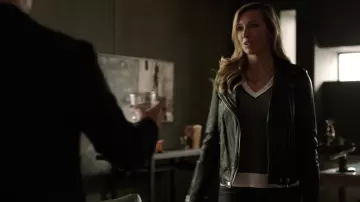 Le pull à col en V de Laurel Lance (Katie Cassidy) dans Arrow S07E17