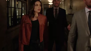 Chaqueta marrón de Dinah Drake (Juliana Harkavy) en Arrow S06E17