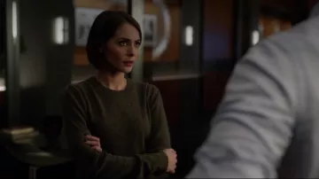 The sweater khaki from Thea Queen (Willa Holland) on Arrow S06E12