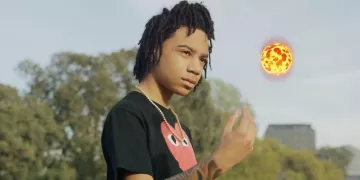 The t-shirt with the heart As the Boys of YBN Nahmir in her video clip Bounce Out With That