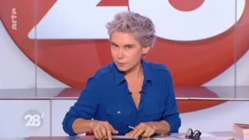 The blue shirt of Elisabeth Quin in 28 minutes of 09/04/2018