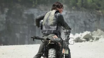 Le blouson avec les ailes d'anges de Daryl Dixon (Norman Reedus) dans The Walking Dead S06E01