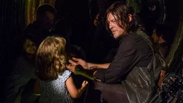 Le blouson aux ailes d'anges de Daryl Dixon (Norman Reedus) dans The Walking Dead S08E08