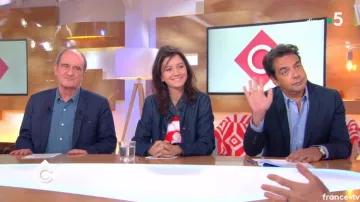 Le t-shirt rouge imprimé sirène de Marion Ruggieri dans C à vous du 14/03/2018