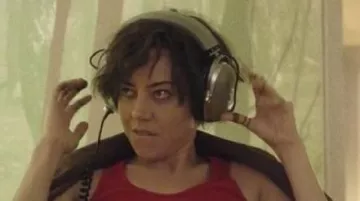 Auriculares Koss de Lenny Busker (Aubrey Plaza) en Legion S01E01