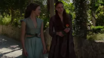 La broche en forme de rose épineuse de la maison Tyrell portée par Margaery (Natalie Dormer) dans Game of Thrones S03E07