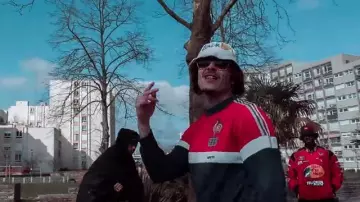 Le haut de survêtement tricolore Adidas de l'Équipe de France de Football de Lorenzo dans le clip Freestyle du sale