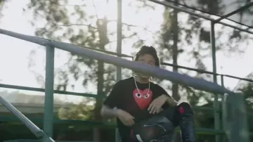 The t-shirt such As Boys of YBN Nhamir in her video clip Bounce Out With That