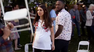 The white t-shirt with flowers ASOS of Aly / Allison Nelson (Nasim Pedrad) in New Girl S07E01