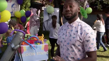 La chemise rose manche courte à motif requin porté par Winston Bishop (Lamorne Morris) dans New Girl S07E01
