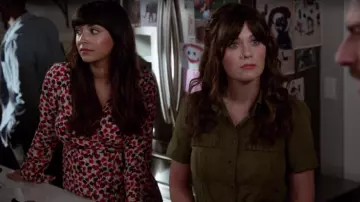 La robe blanche à fleurs rouges portée par Cece Parekh (Hannah Simone) dans New Girl S07E01